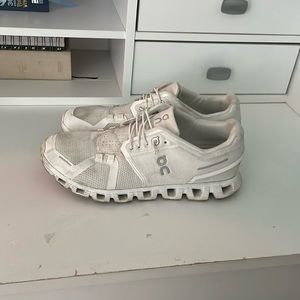 Women’s 8 White OnCloud Tennis Shoes